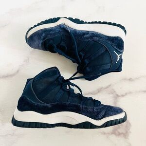 Nike Air Jordan 11 Retro Midnight Navy Velvet Size 2Y Kids Athletic Sneakers